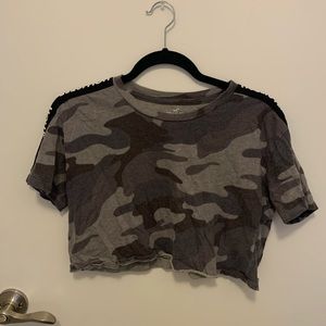 hollister cropped camo tee